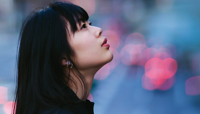 girl looking up 